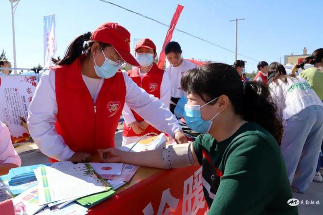 惠民服务“大餐”送到百姓IM电竞 竞猜 IM电竞娱乐家门口——2023年武威市文化科技卫生“三下乡”集中示范活动启动(图3)