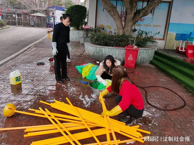 泸州市江阳区丹林镇中心幼儿园开展户外玩具清IM电竞洁消毒工作(图1)