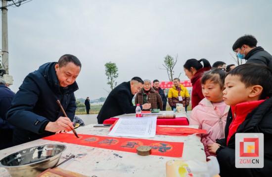 惠民服务“大餐”送到家门口 自贡开展文化科技卫生“三下乡”集中示范服务活动IM电竞(图7)