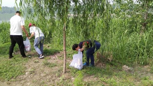 武汉蔡甸烟草奓山管理所开展“世界地球日”环境卫生清理活动(图1)