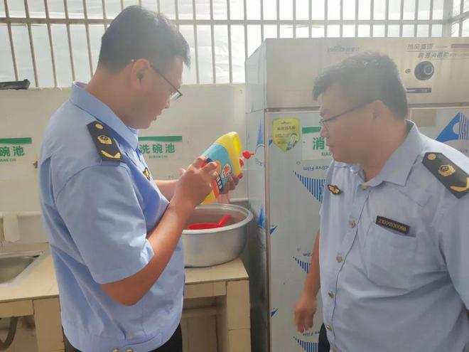 乐东县市场监管局开展学校食堂餐饮具清洗消毒专项检查(图1)